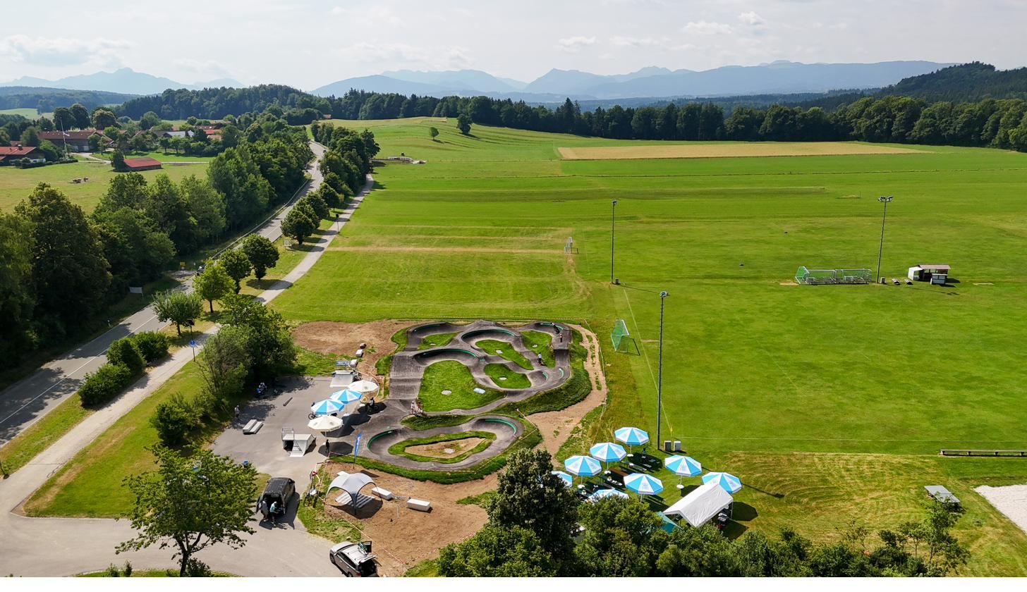 Fahrer auf dem Pumptrack